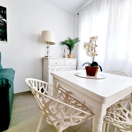 Modern And Cozy Just Steps From Locos *