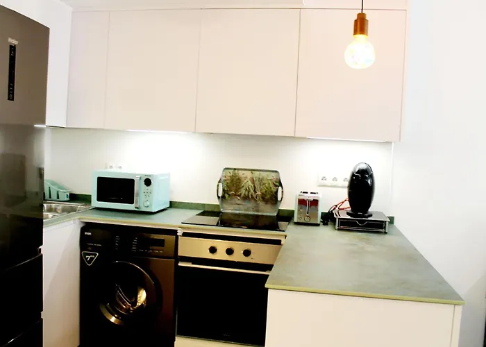 Modern And Cozy Just Steps From Locos *